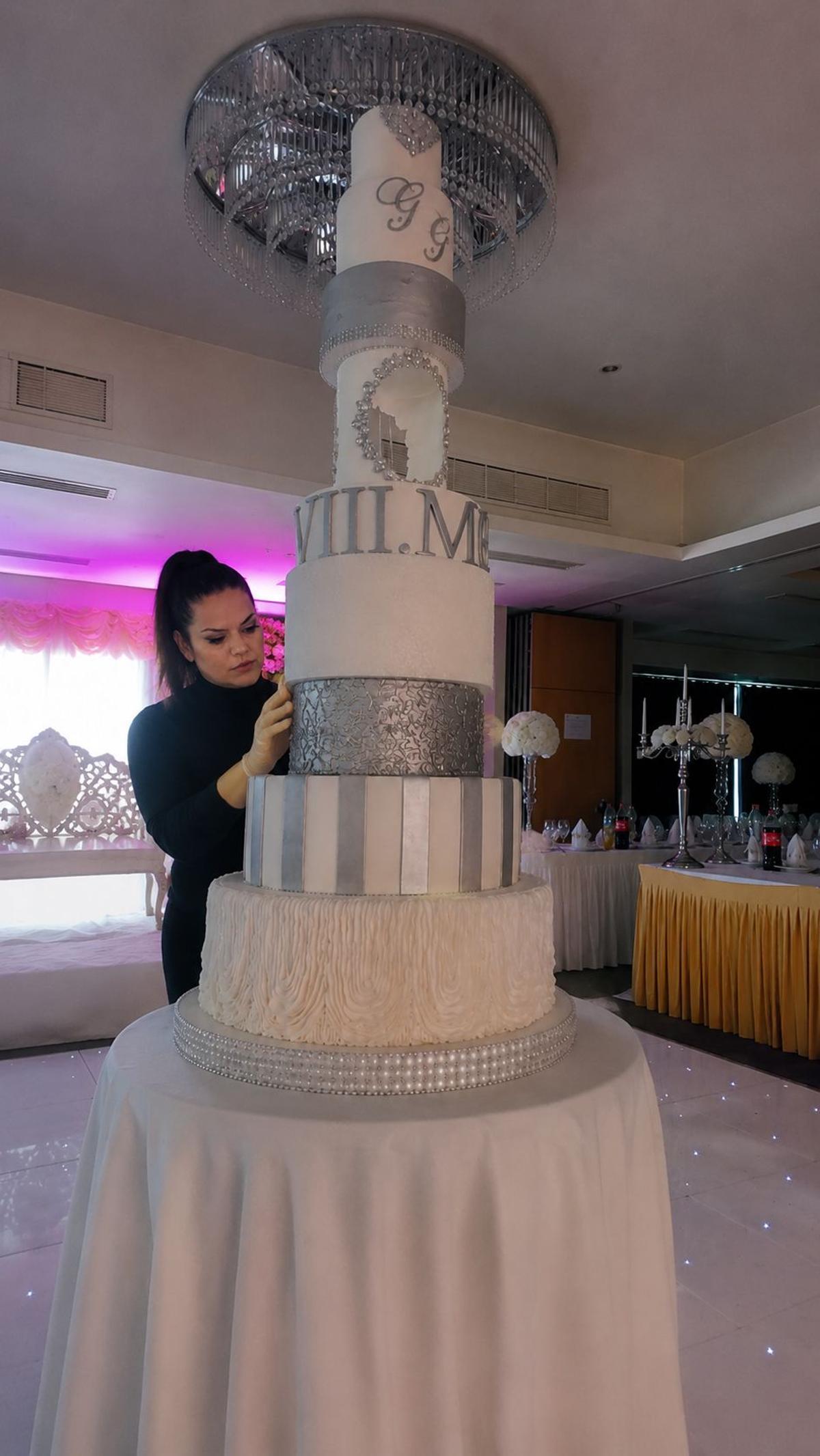 Miriam Hernández trabajando en una de sus tartas.