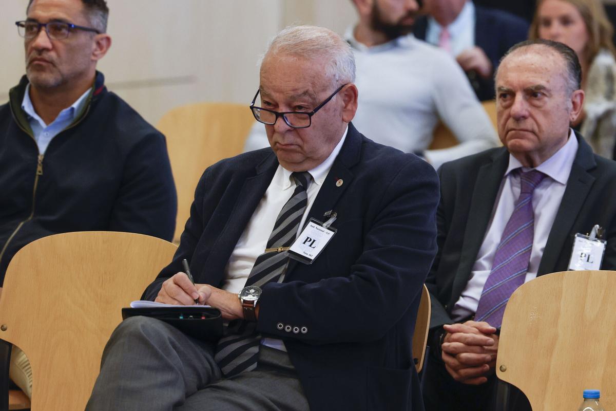 Eugenio Pino (I) y el comisario José Luis Olivera (d)