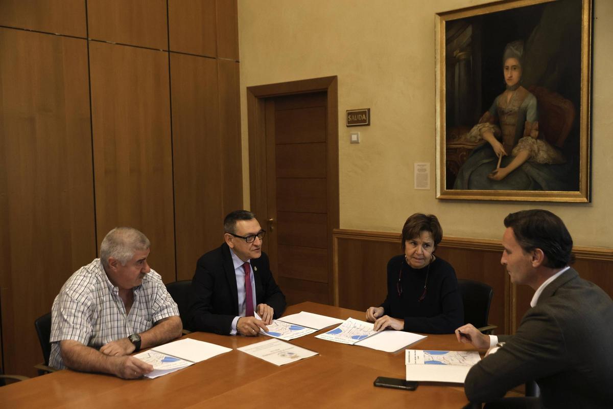 Por la izquierda, Antonio Martín, Álvaro Fernández, Carmen Moriyón y Jorge González-Palacios, en el Ayuntamiento, durante la reunión.