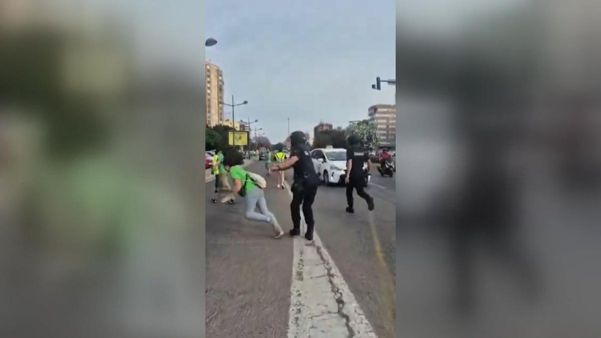 La Policia expedienta l’agent que va agredir una professora