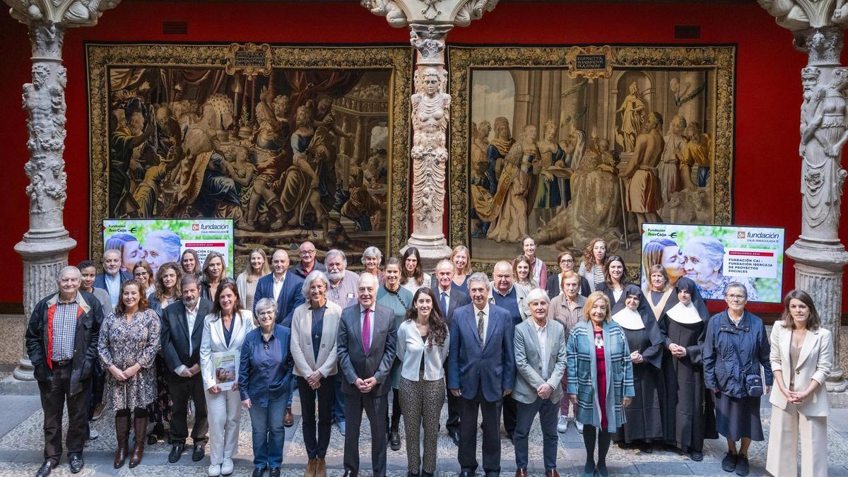 Entrega de convenios a los proyectos sociales destinados a la atención de necesidades básicas, el pasado lunes en el Patio de la Infanta de Fundación Ibercaja.