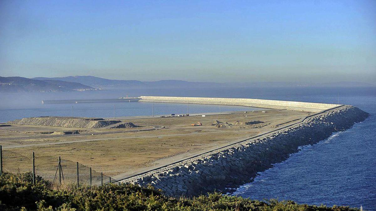 Obras de construcción del dique del puerto exterior en Langosteira en 2014.