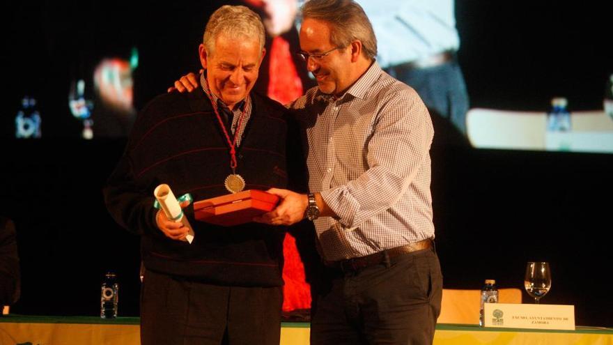 El sacerdote recibe el premio &quot;Valores Humanos&quot; de Caja Rural.