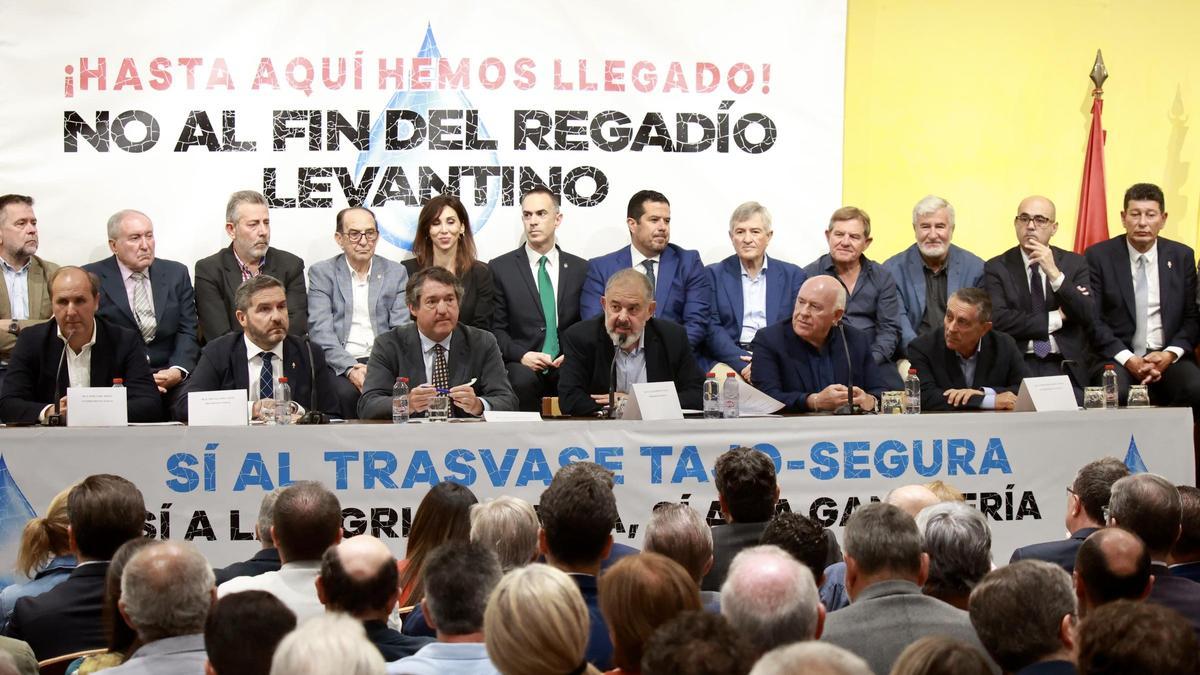 Acto de protesta organizado por el Sindicato Central de Regantes en la Cámara de Comercio de Murcia.