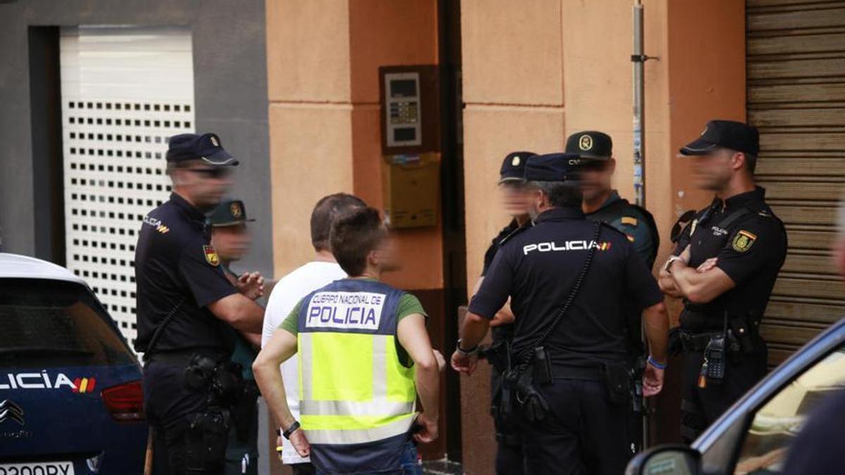Registro de la Policía en una casa de la calle Escultor Esteve de Xàtiva, en el marco de la operación.