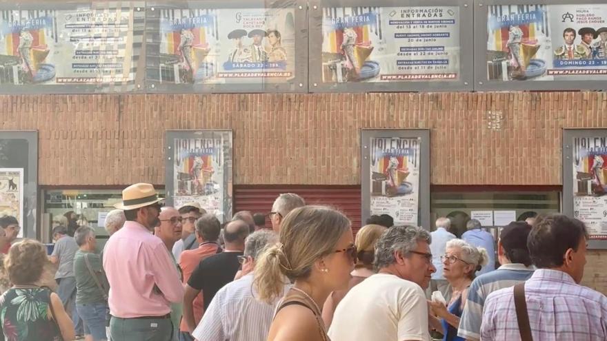 Colas para comprar las entradas de la Feria de Julio