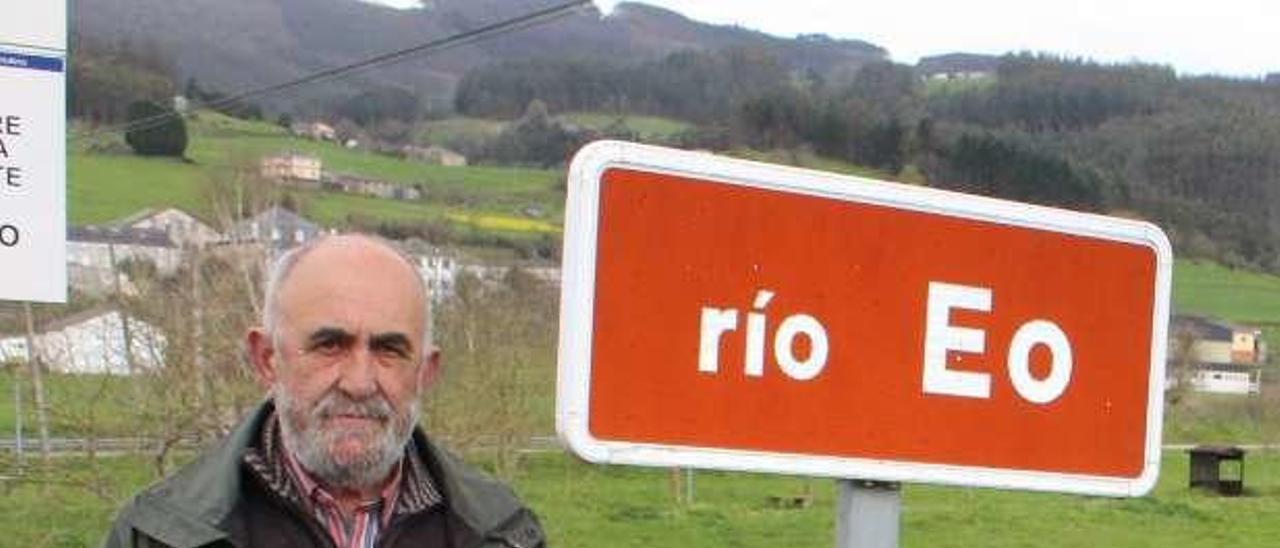 Pepe el Barbas, junto al Eo a su paso por la capital de San Tirso de Abres.