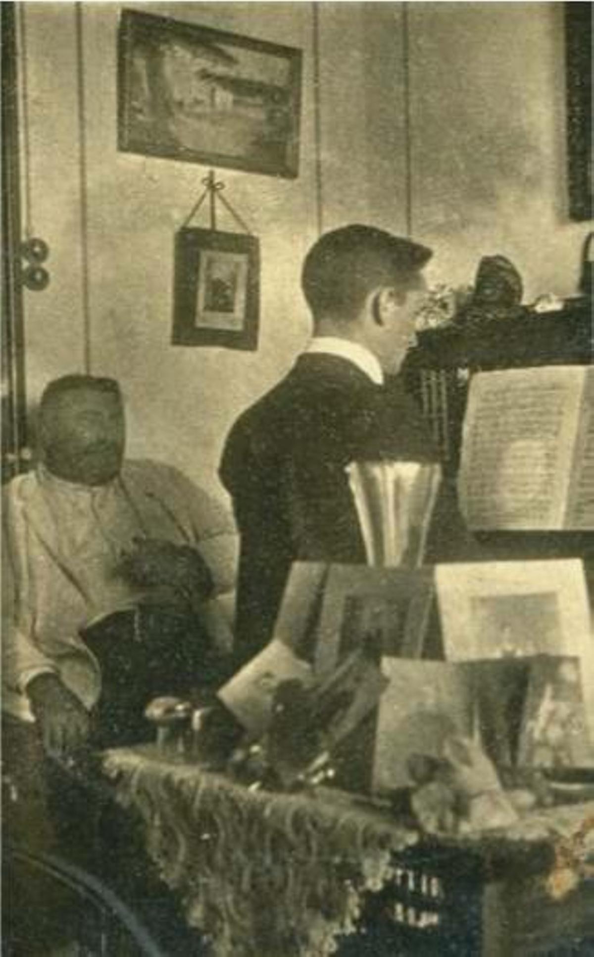 La familia Lago Carballal, de Beluso. Desde la izquierda: Salvador Lago, Eduarda Carballal, Clemente Lago, Manuel Lago y Francisco Lago. |   // ARCHIVO FAMILIAR