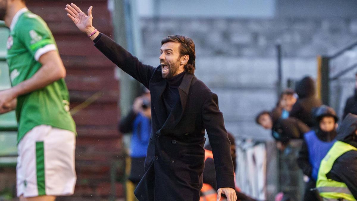 Fran Beltrán realiza indicaciones ante el Zamora.
