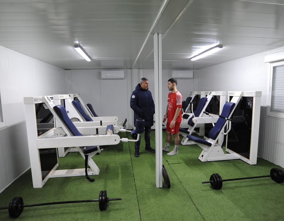 El presidente Toño Camba charla con el centrocampista Miguel. |  Bernabé/Javier Lalín