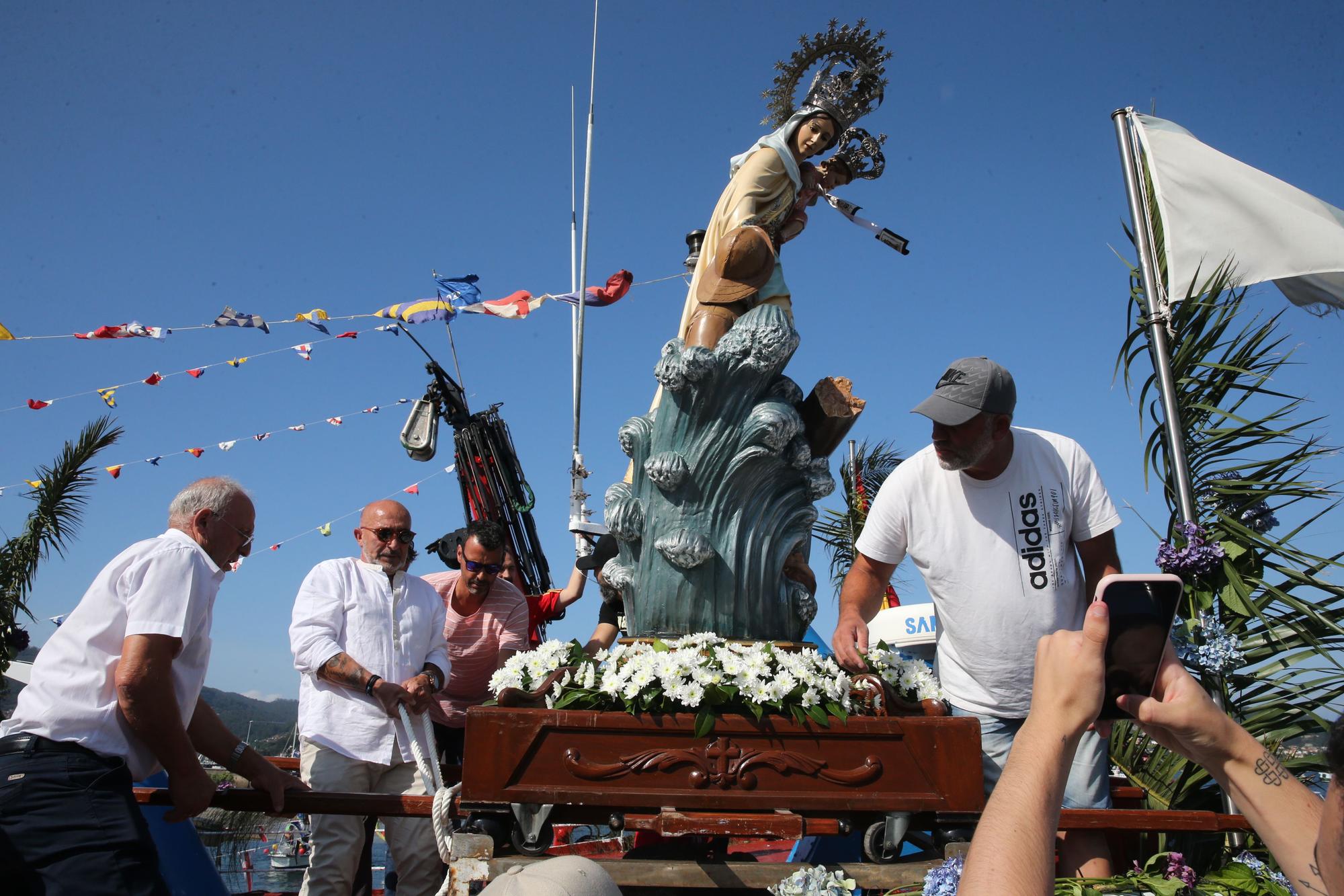 Decenas de barcos en la procesión marítima de Moaña