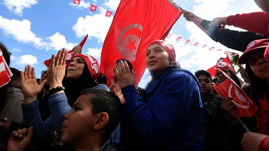 Miles de personas dicen no al terrorismo yihadista en Túnez