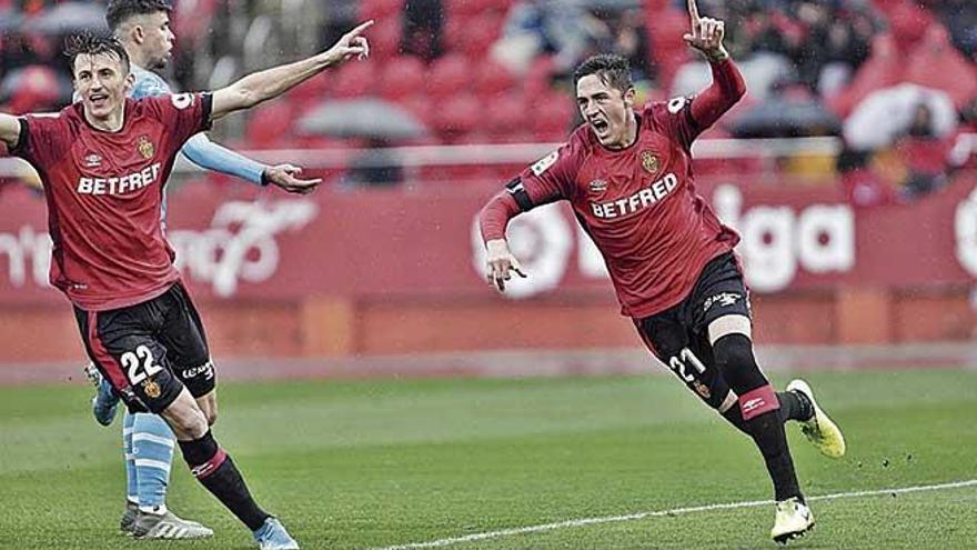 RaÃ­llo celebra el primer tanto ante el Valencia, ayer en Son Moix.