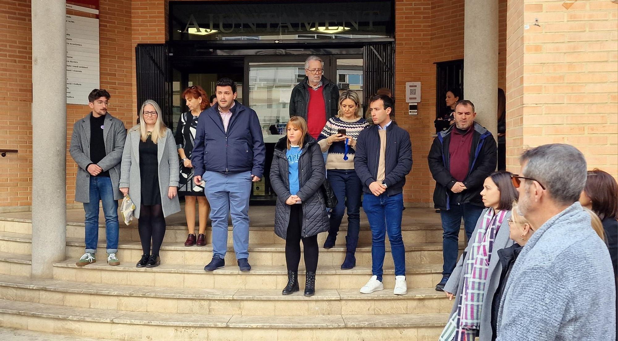 Albal. Miembros de la corporación local durante el minuto de silencio.