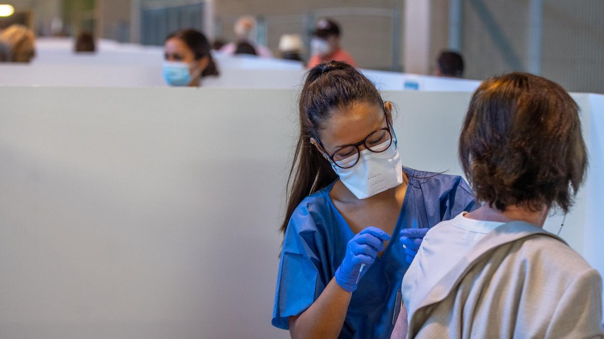 Una persona recibe la primera dosis de la vacuna contra el covid.