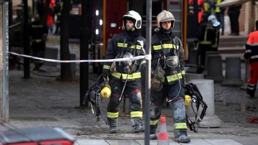 Bombers surten de l&#039;edifici que va incendiar-se ahir a Granada