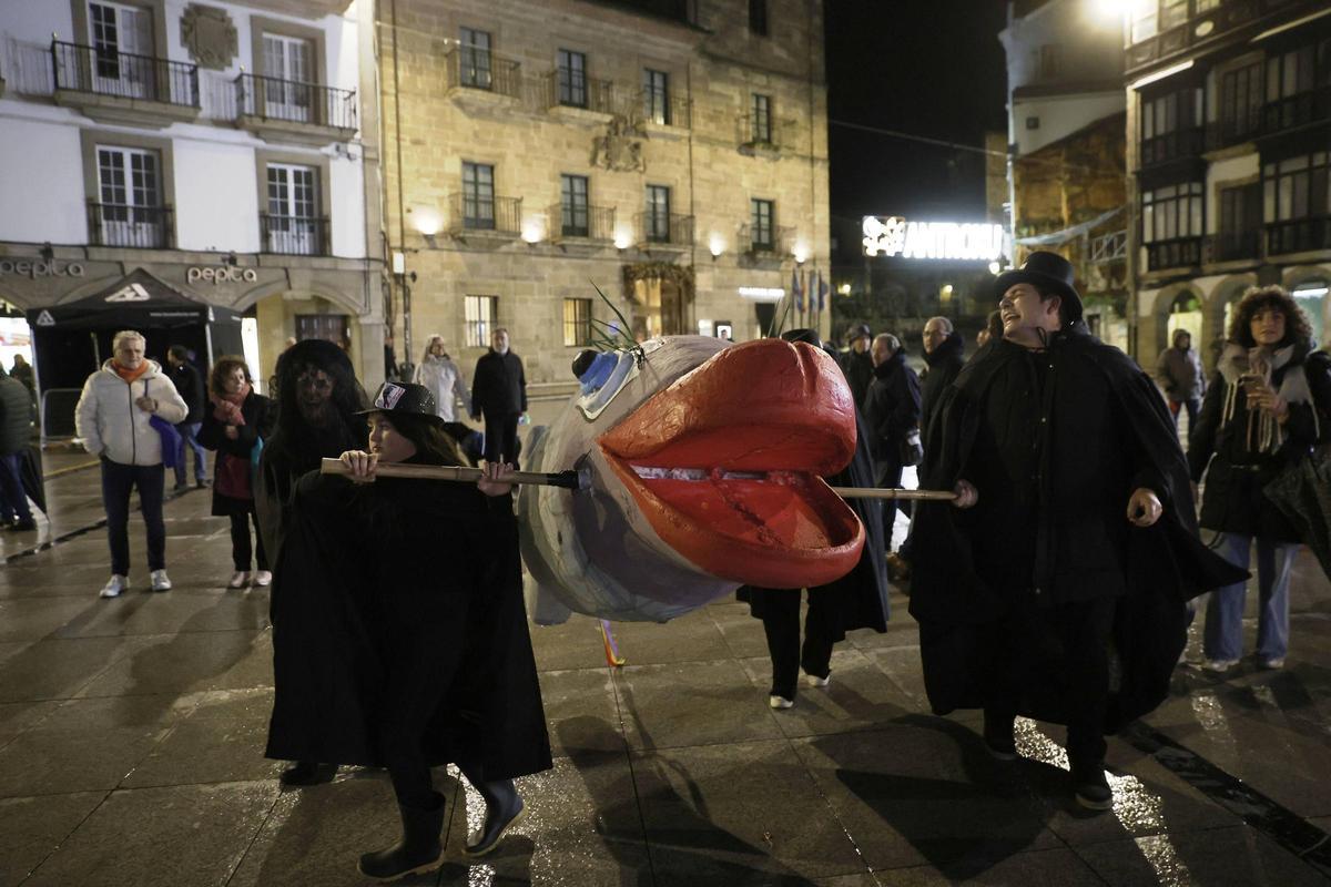 EN IMÁGENES: el entierro y quema de la sardina pone fin al multitudinario Antroxu de Avilés