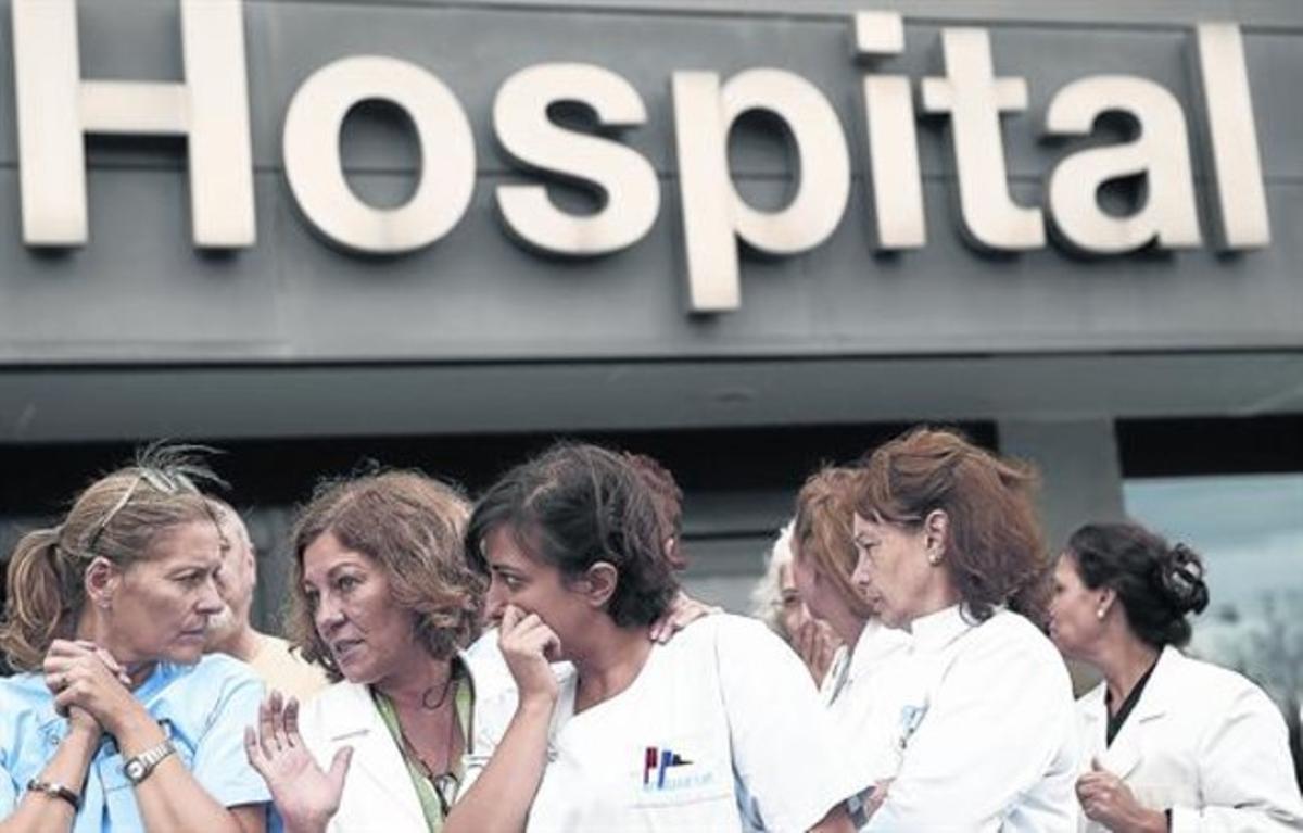 Protesta de sanitaris a l’Hospital La Paz per la gestió del cas, ahir a Madrid.