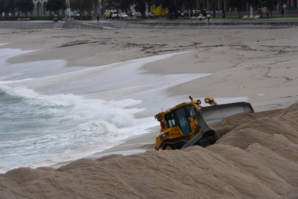 Las excavadoras han comenzado a trabajar para instalar la duna que protege la playa del oleaje invernal.