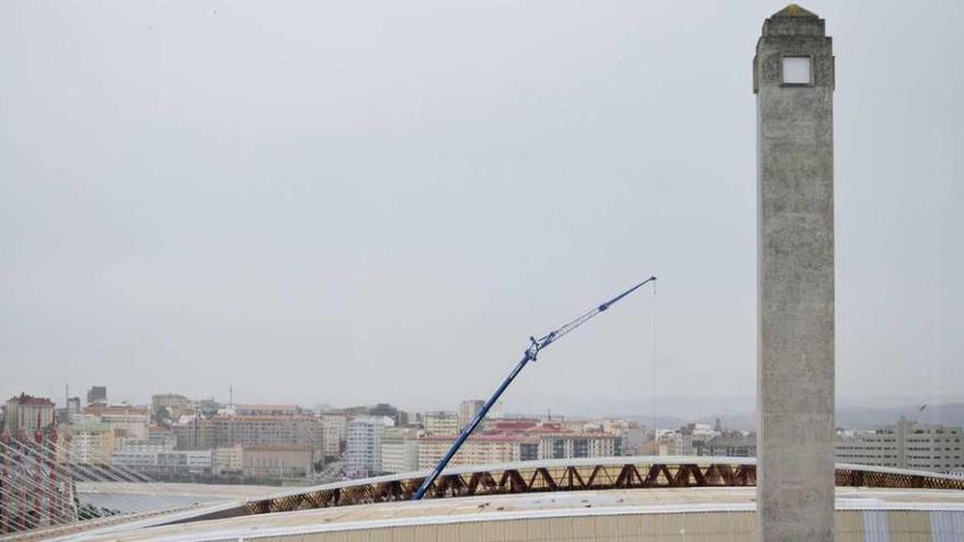 Grúa en el estadio de Riazor, tras los desprendimientos.