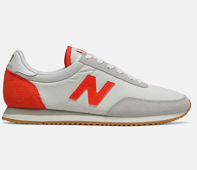 New Balance 720 en colores gris y rojo, zapatilla clásica que tiene Emily Ratajkowski en su zapatero