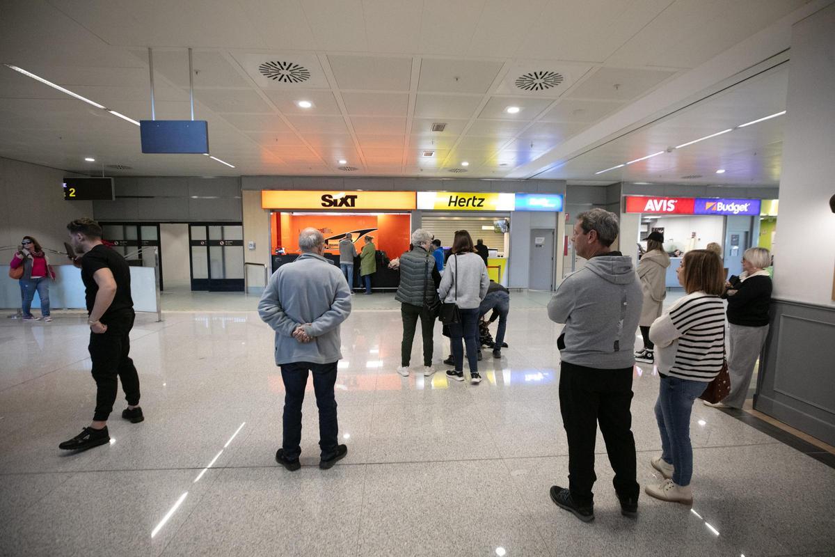 Pasajeros en el interior de la terminal.