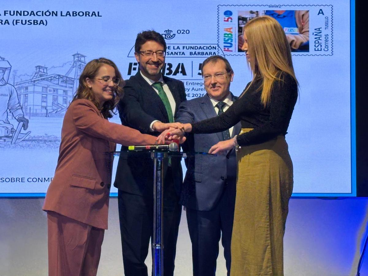 Por la izquierda, Nuria Lera, Jesús Fernández Cid, Enrique Fernández y Cristina Niño, presidenta de Fusca, matasellando el sello conmemorativo de los 50 años de la fundación