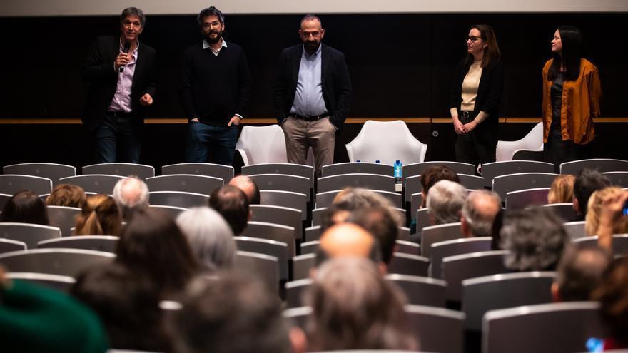 Albert Solé, Raúl Cuevas, Marc Marginedas, Gemma Robles y Rosaura Romero en el preestreno del documental Regreso a Raqqa en el Circulo de Bellas Artes en Madrid.