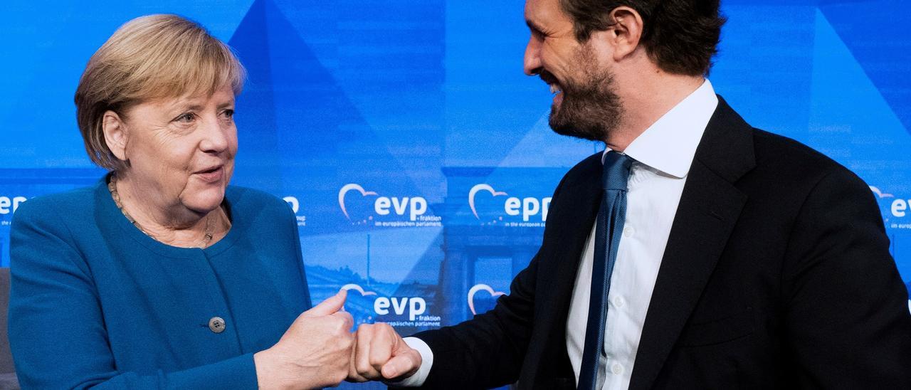 Casado saluda a Merkel en la cumbre del PPE.