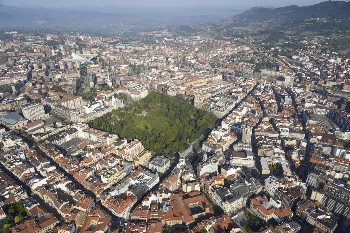 Una imagen aérea de Oviedo.