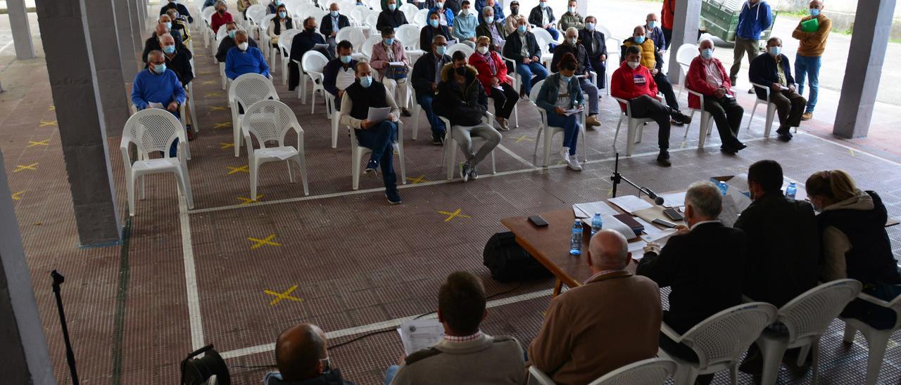 La primera asamblea tras la pandemia se celebró ayer, en el patio del colegio de Reibón. / G. Núñez