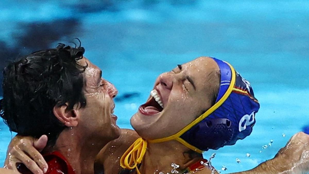 Pili Peña celebra junto a Miki Oca, seleccionador español, el oro en los Juegos de París.