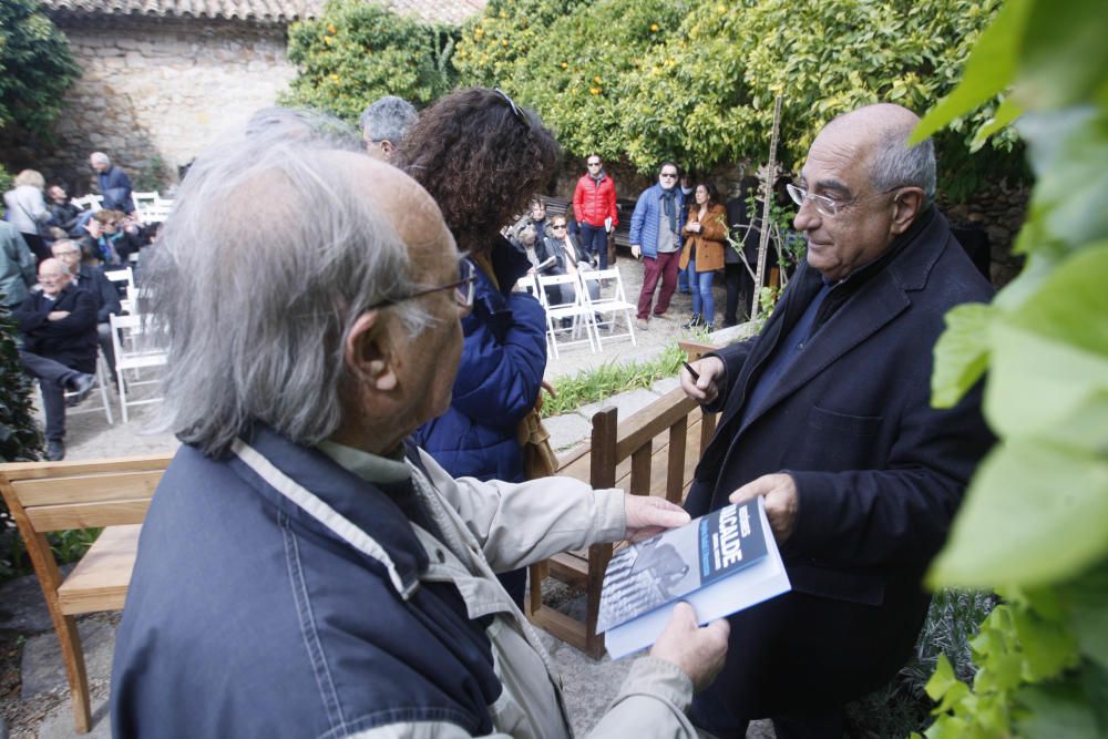 El llibre s'ha presentat al jardí de l'Àngel