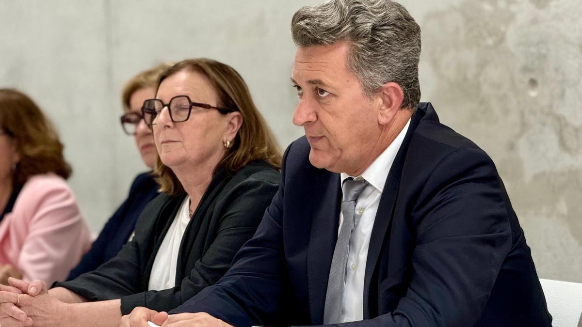 El conseller Vicente Martínez Mus junto a la delegada del Consell, Agustina Esteve