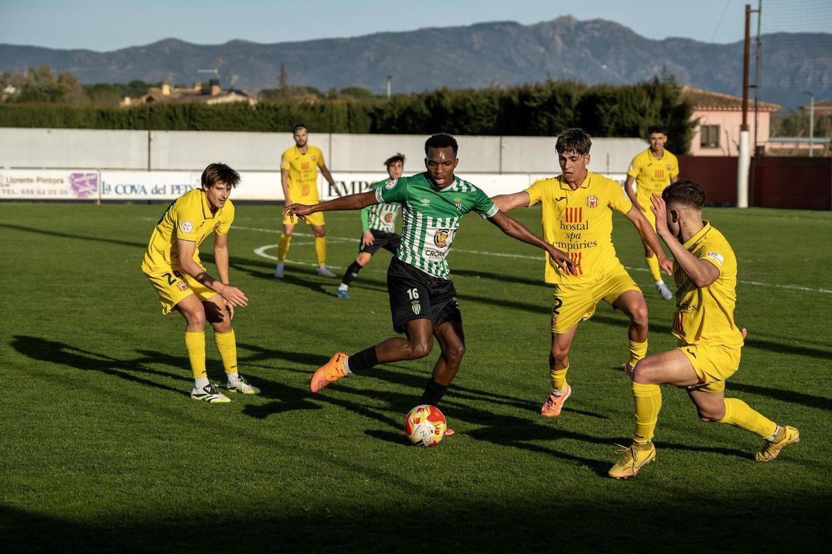 Les millors imatges de l'empat en el derbi entre el Peralada i l'Escala