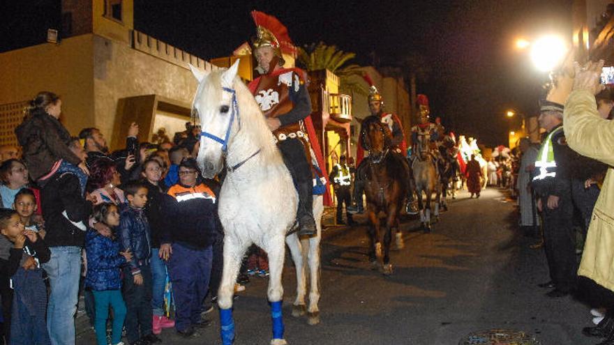 Un momento de la representación del auto de los Reyes Magos anoche en Agüimes.