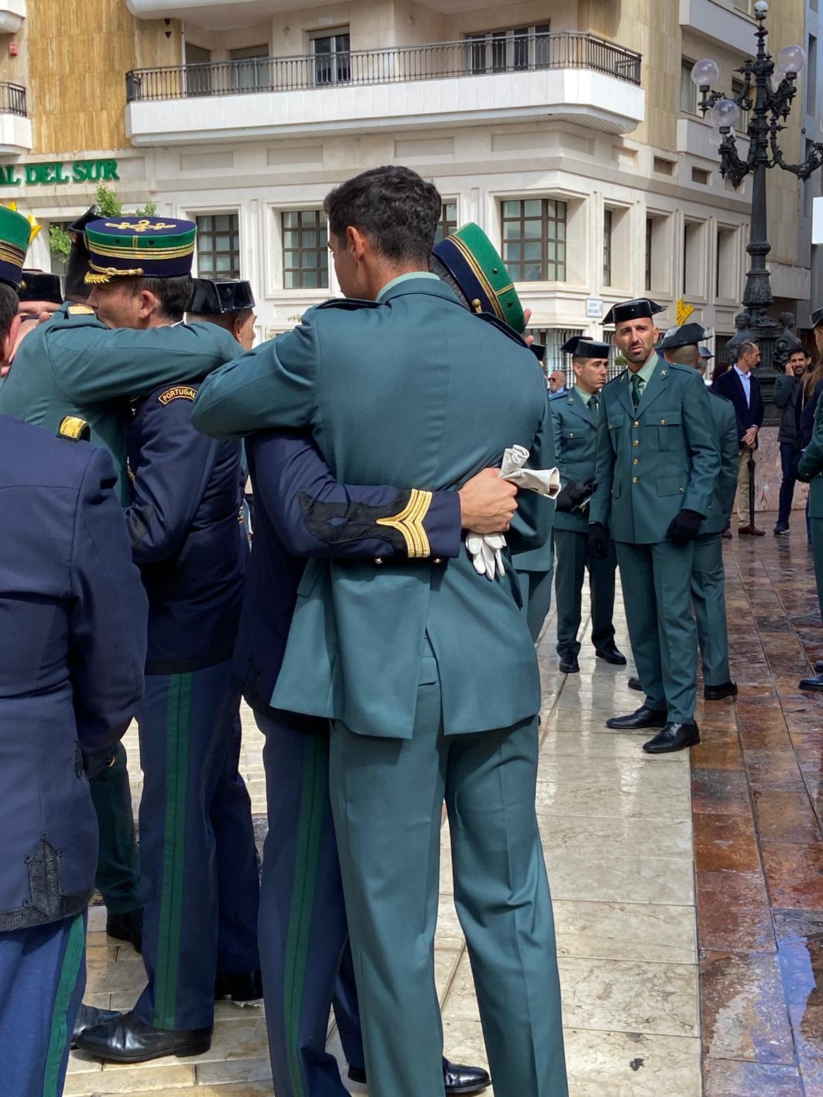 Abrazo entre guardias civiles y miembros de la “guardiña” portuguesa.