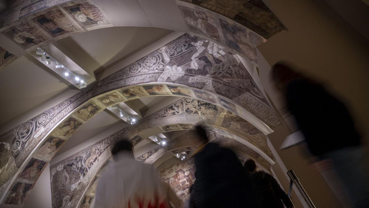 Pinturas de Sijena en una de las salas de arte románico en el MNAC, Museo Nacional de Arte de Cataluña.