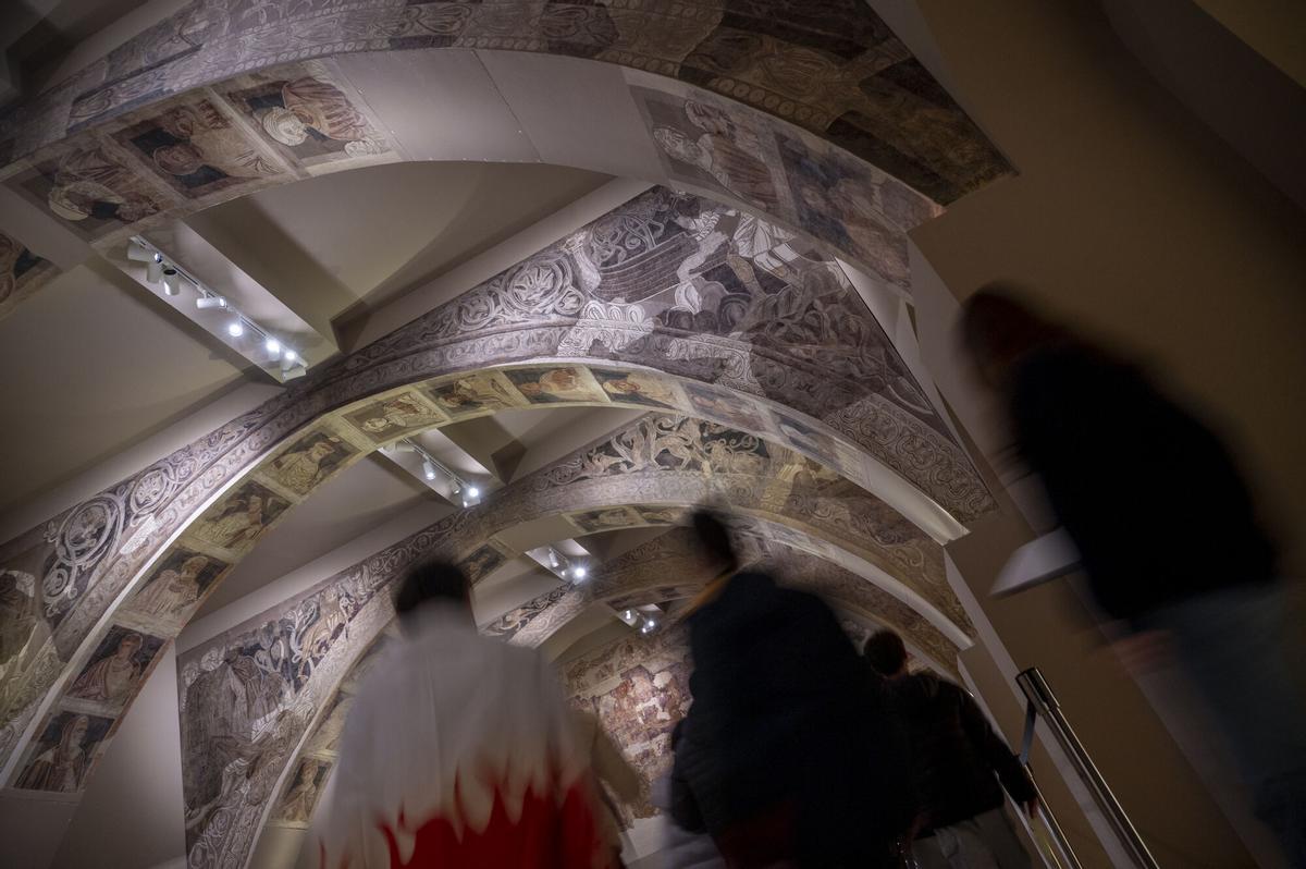 Barcelona. 12.12.2025. Cultura. Pinturas de Sijena en una de las salas de arte románico en el MNAC, Museo Nacional de Arte de Catalunya. Fotografía de Jordi Cotrina