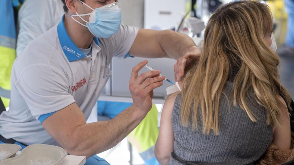 Un sanitario administra una vacuna contra el covid a una paciente en Canarias.