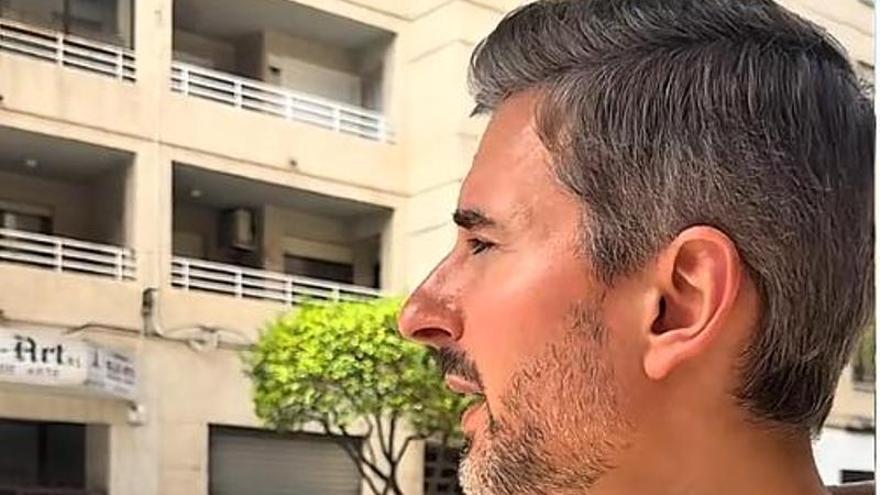El portavoz del PP en Gandia se une a la búsqueda de Nera, una gata perdida en el barrio de Roís de Corella