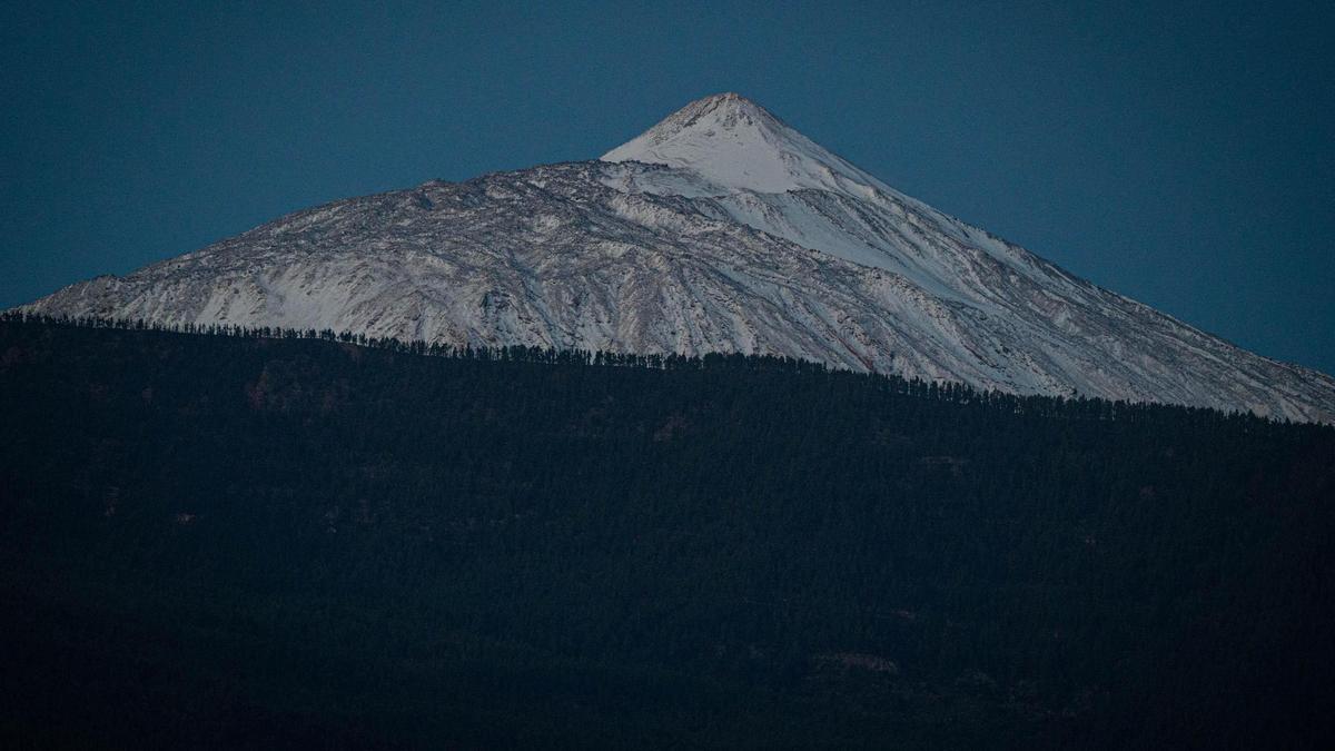 El Teide amanece nevado