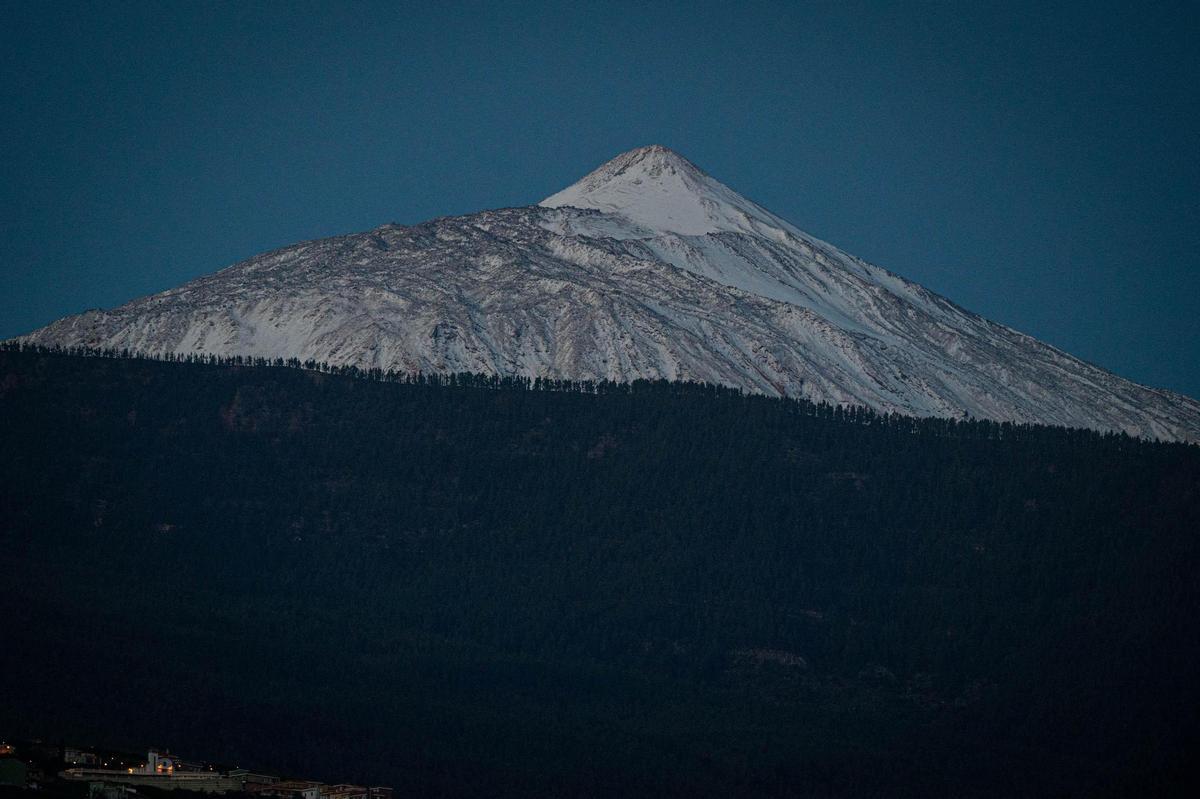 El Teide amanece nevado