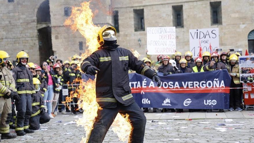 Un bombero comarcal se prende fuego en Santiago durante una protesta