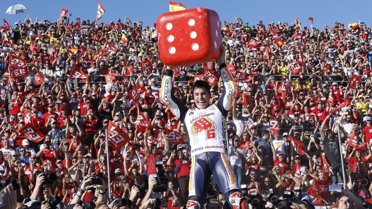 Marc Márquez celebra el título en Cheste.