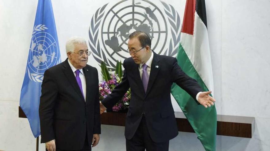Abás (a la izquierda) y el secretario general de la ONU, Ban Ki-moon. Tras ellos, la bandera de la ONU (izquierda) y la de Palestina. // Efe