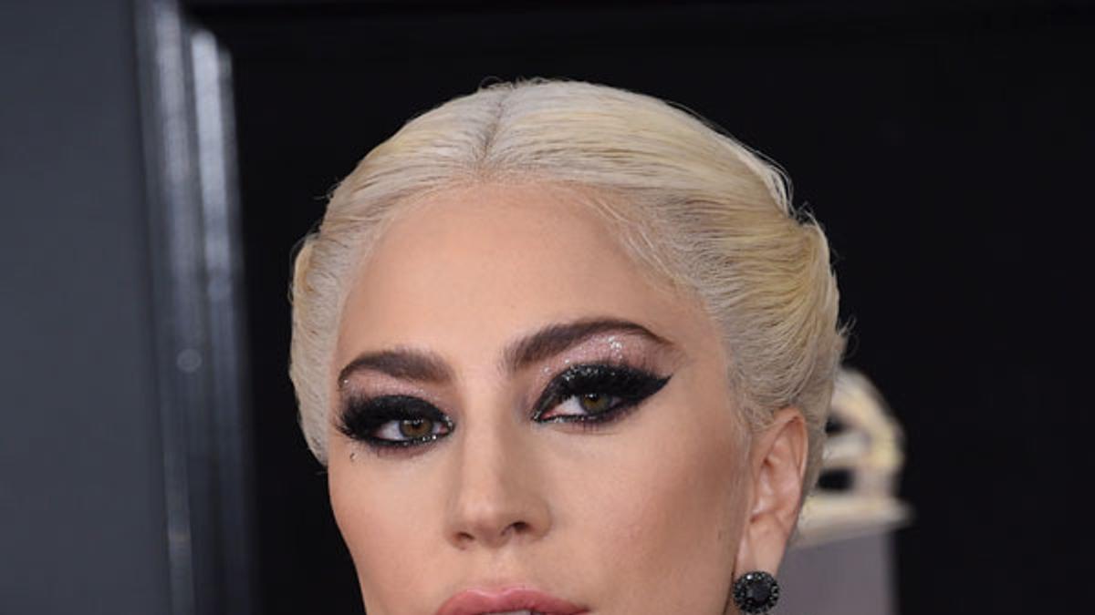 Lady Gaga con trenza de cordones y maquillaje de purpurina en los Premios Grammy 2018