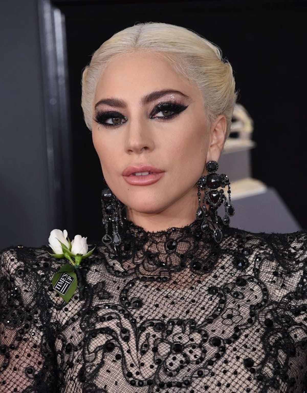 Lady Gaga con trenza de cordones y maquillaje de purpurina en los Premios Grammy 2018