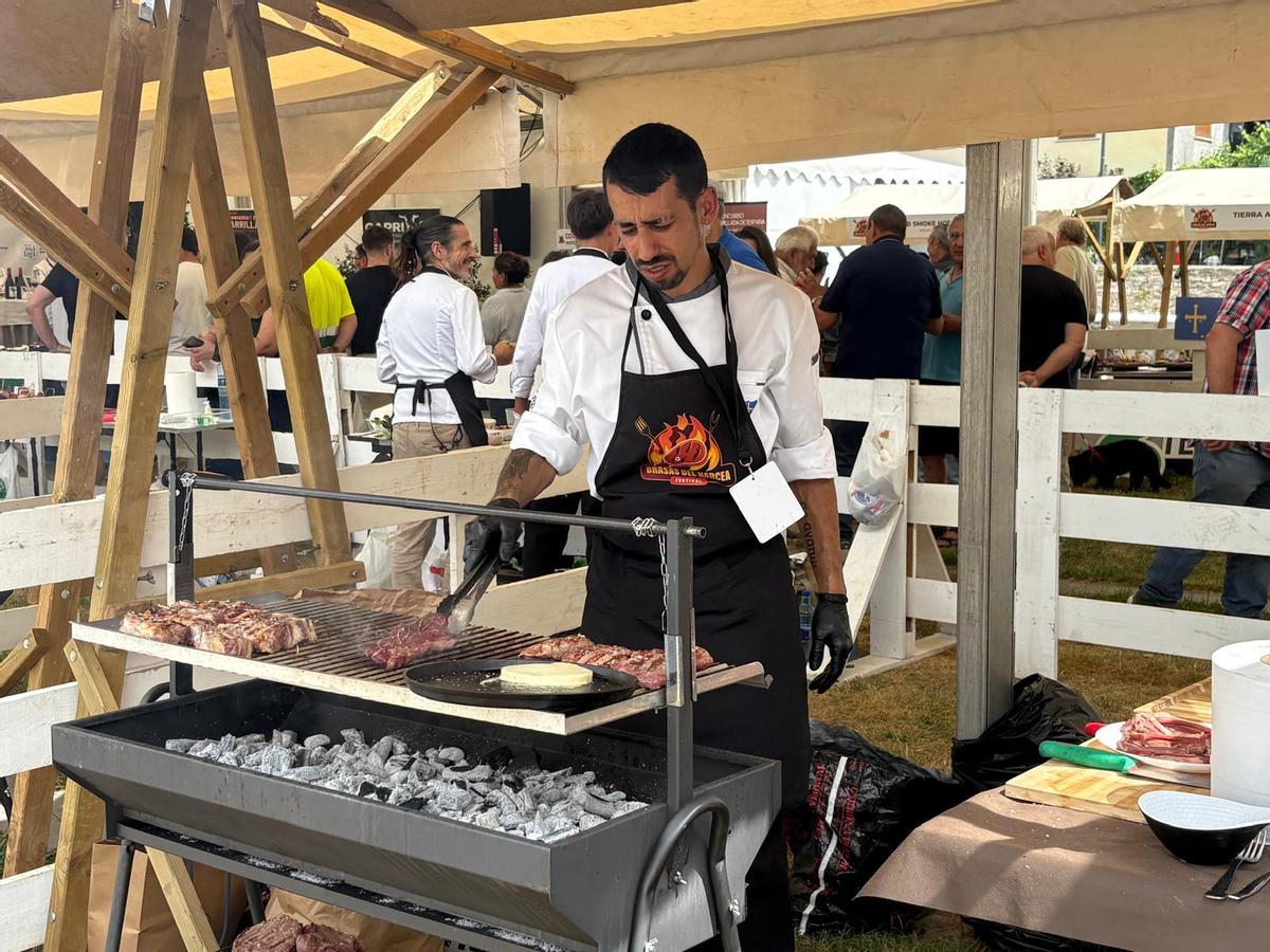 Valentín González durante el cocinado en Brasas del Narcea.