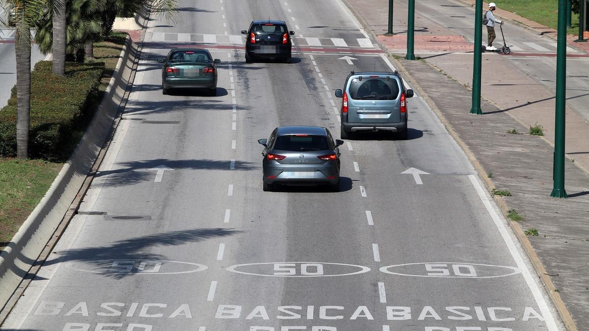 Imagen de coches circulando por Málaga.